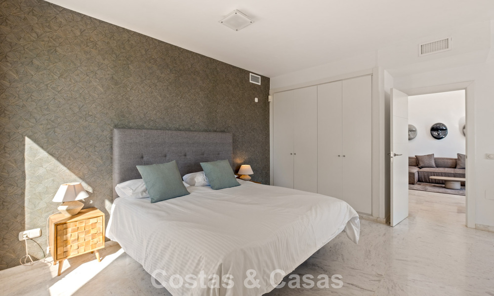Amplio ático moderno con vistas panorámicas en venta al este de Marbella 801514