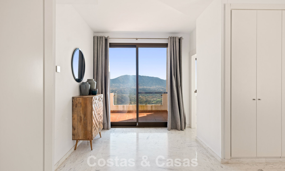 Amplio ático moderno con vistas panorámicas en venta al este de Marbella 801516