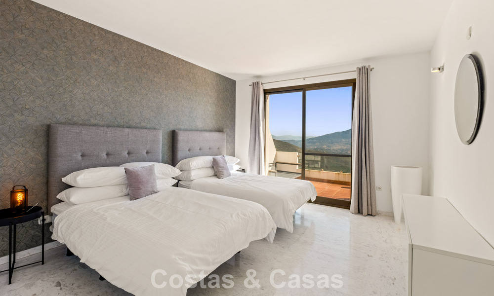 Amplio ático moderno con vistas panorámicas en venta al este de Marbella 801520