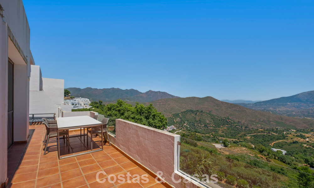 Amplio ático moderno con vistas panorámicas en venta al este de Marbella 801530