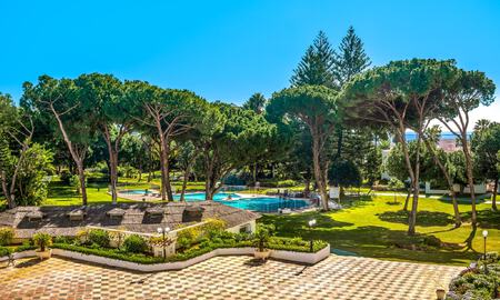 Apartamento de lujo reformado con vistas al mar en venta en Playas del Duque, Puerto Banús, Marbella 801657