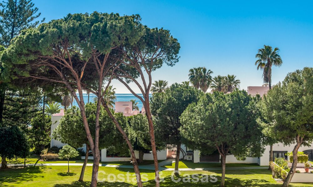 Apartamento de lujo reformado con vistas al mar en venta en Playas del Duque, Puerto Banús, Marbella 801658