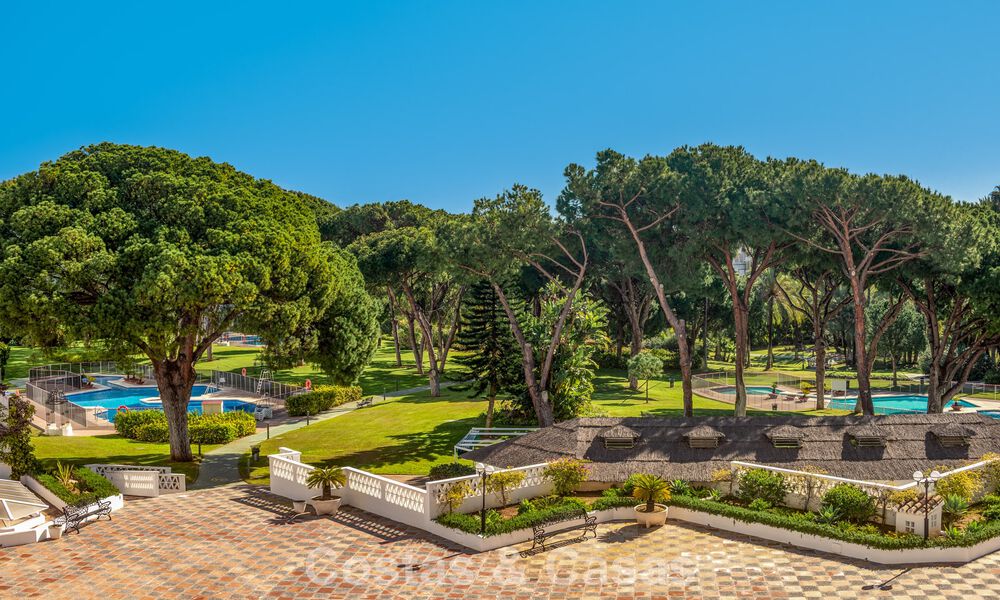Apartamento de lujo reformado con vistas al mar en venta en Playas del Duque, Puerto Banús, Marbella 801659