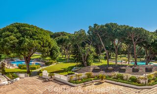 Apartamento de lujo reformado con vistas al mar en venta en Playas del Duque, Puerto Banús, Marbella 801659 