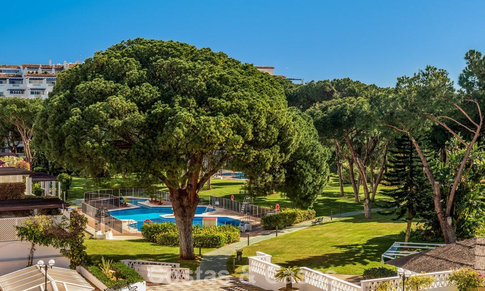 Apartamento de lujo reformado con vistas al mar en venta en Playas del Duque, Puerto Banús, Marbella 801660