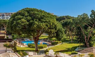 Apartamento de lujo reformado con vistas al mar en venta en Playas del Duque, Puerto Banús, Marbella 801660 