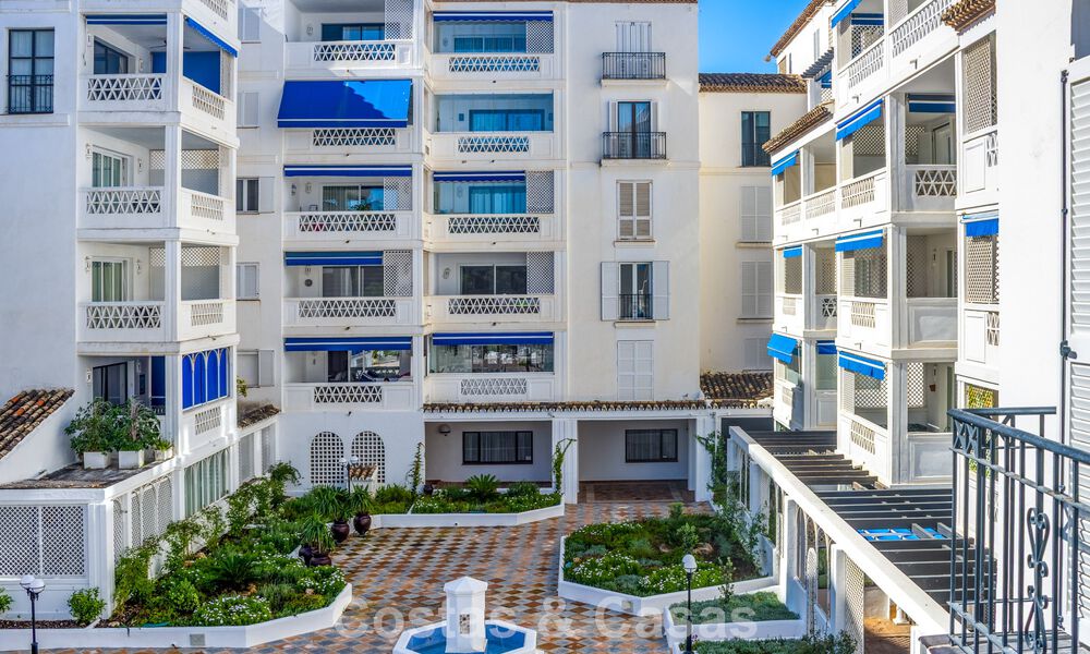 Apartamento de lujo reformado con vistas al mar en venta en Playas del Duque, Puerto Banús, Marbella 801661