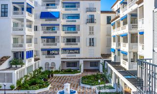 Apartamento de lujo reformado con vistas al mar en venta en Playas del Duque, Puerto Banús, Marbella 801661 