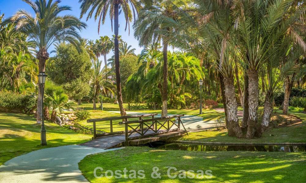 Apartamento de lujo reformado con vistas al mar en venta en Playas del Duque, Puerto Banús, Marbella 801662