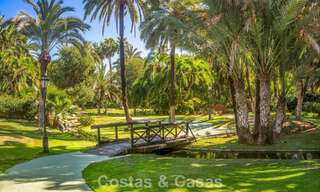 Apartamento de lujo reformado con vistas al mar en venta en Playas del Duque, Puerto Banús, Marbella 801662 
