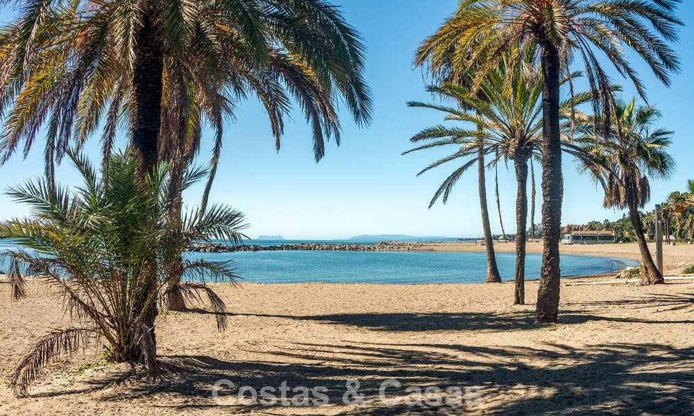 Apartamento de lujo reformado con vistas al mar en venta en Playas del Duque, Puerto Banús, Marbella 801663