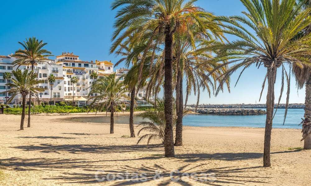 Apartamento de lujo reformado con vistas al mar en venta en Playas del Duque, Puerto Banús, Marbella 801664