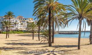 Apartamento de lujo reformado con vistas al mar en venta en Playas del Duque, Puerto Banús, Marbella 801664 
