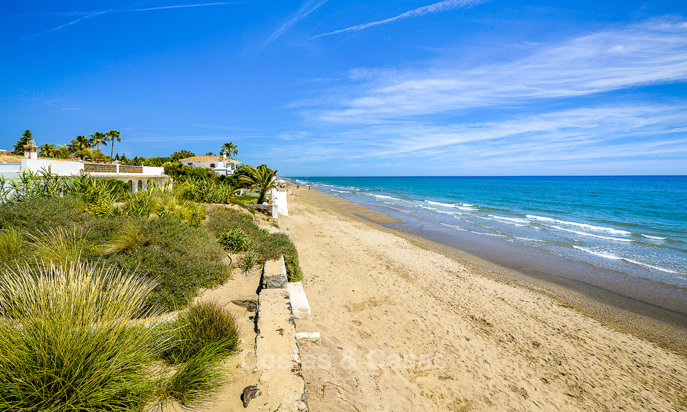 Villas en venta en Costabella, una urbanización junto a la playa situada en una de las playas más bonitas de Marbella 801575