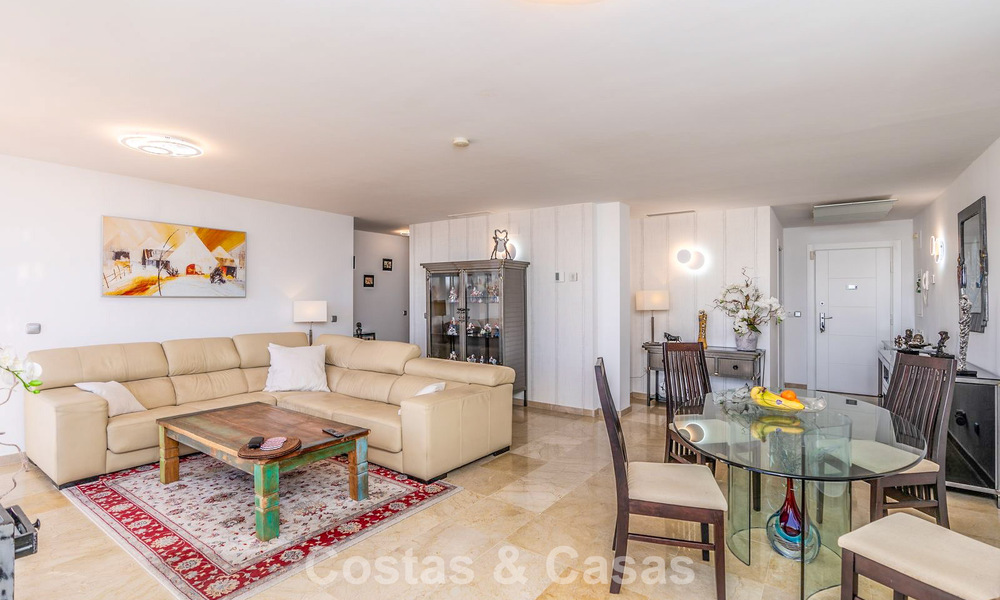 Amplio apartamento con vistas panorámicas en venta en las colinas de Marbella - Benahavís 801722
