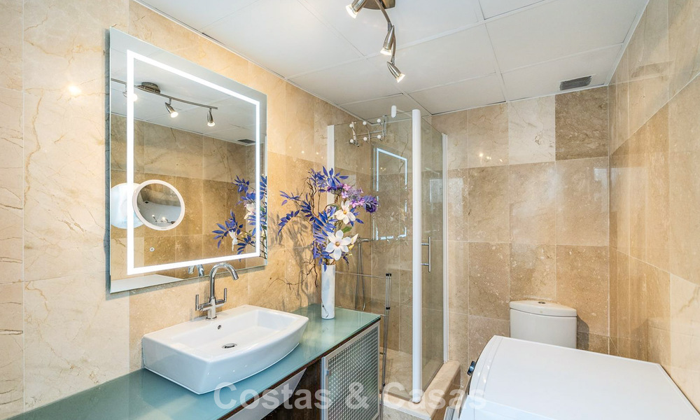 Amplio apartamento con vistas panorámicas en venta en las colinas de Marbella - Benahavís 801728