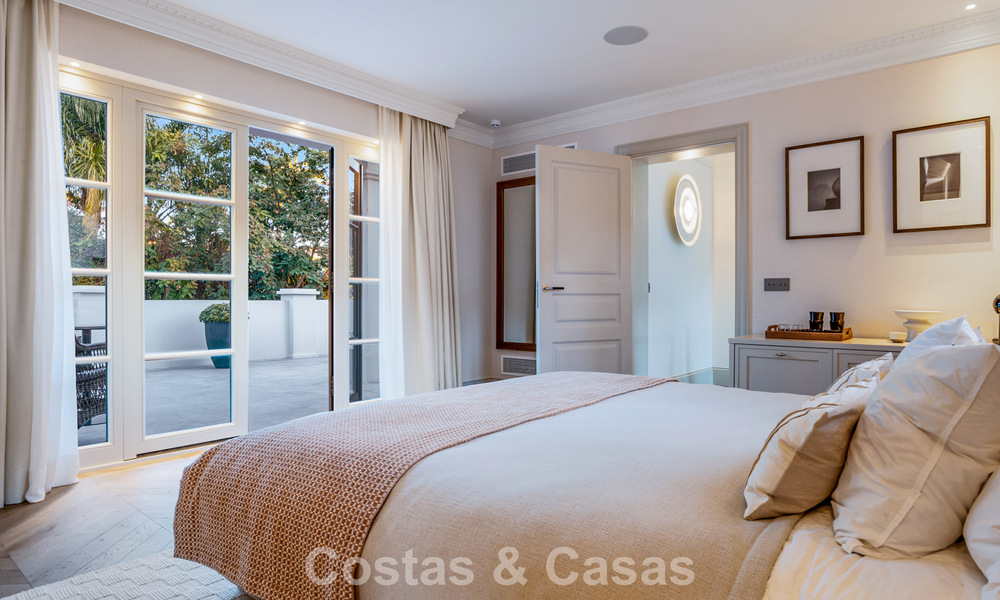 Elegante villa con influencias provenzales francesas en venta en la prestigiosa Nueva Andalucía, Marbella 801743
