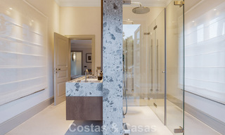 Elegante villa con influencias provenzales francesas en venta en la prestigiosa Nueva Andalucía, Marbella 801744 