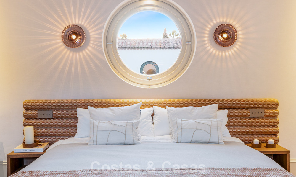 Elegante villa con influencias provenzales francesas en venta en la prestigiosa Nueva Andalucía, Marbella 801745