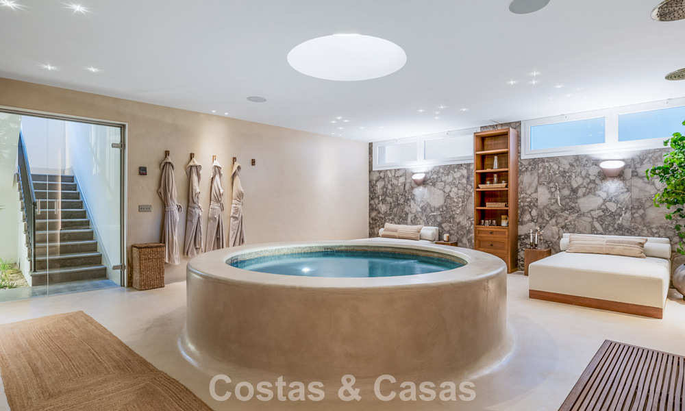 Elegante villa con influencias provenzales francesas en venta en la prestigiosa Nueva Andalucía, Marbella 801746