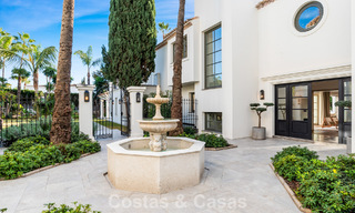 Elegante villa con influencias provenzales francesas en venta en la prestigiosa Nueva Andalucía, Marbella 801749 