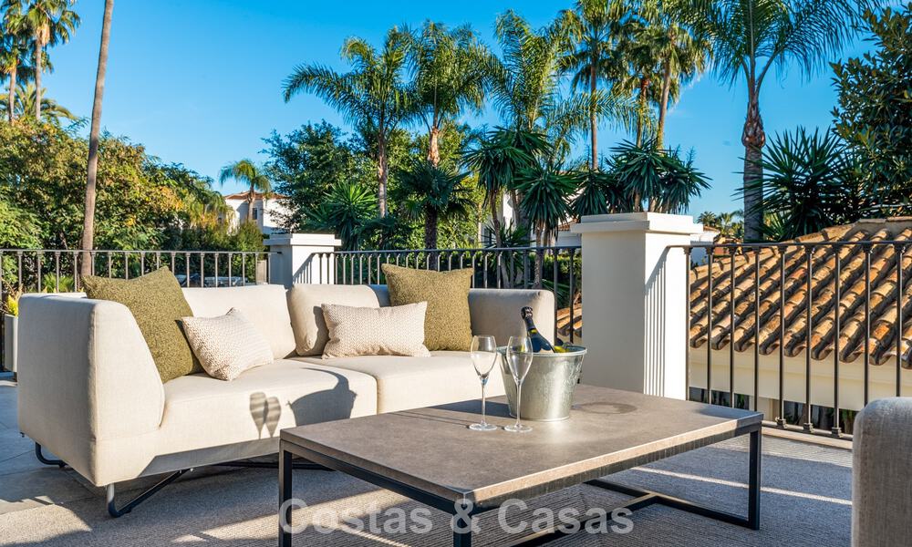 Elegante villa con influencias provenzales francesas en venta en la prestigiosa Nueva Andalucía, Marbella 801750