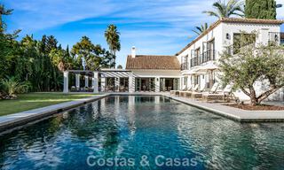 Elegante villa con influencias provenzales francesas en venta en la prestigiosa Nueva Andalucía, Marbella 801751 