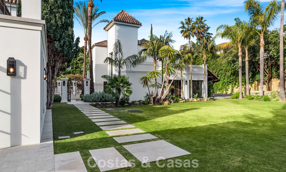 Elegante villa con influencias provenzales francesas en venta en la prestigiosa Nueva Andalucía, Marbella 801752