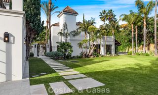 Elegante villa con influencias provenzales francesas en venta en la prestigiosa Nueva Andalucía, Marbella 801752 