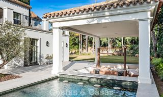 Elegante villa con influencias provenzales francesas en venta en la prestigiosa Nueva Andalucía, Marbella 801753 