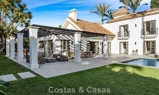 Elegante villa con influencias provenzales francesas en venta en la prestigiosa Nueva Andalucía, Marbella 801754 