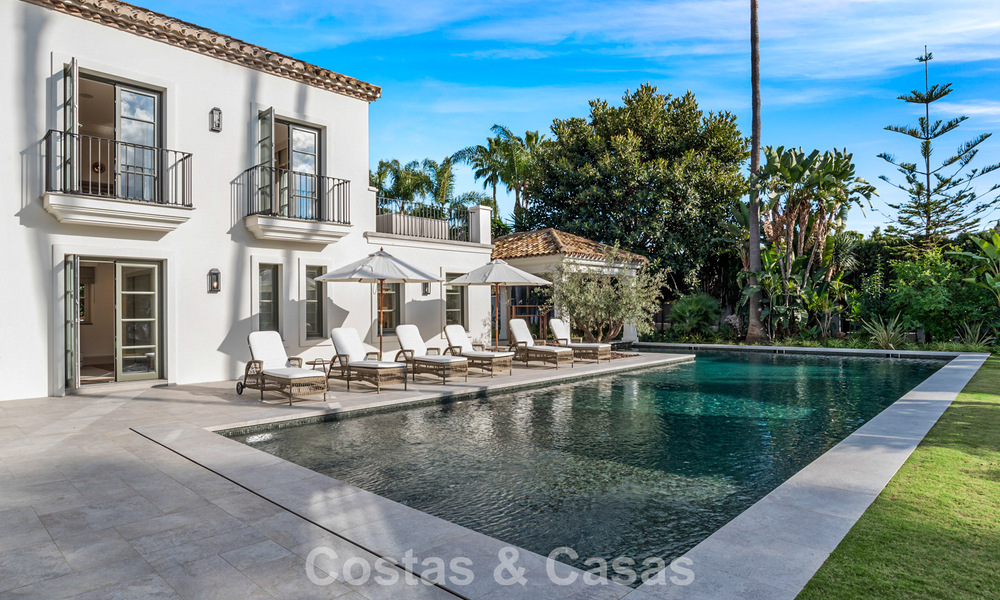 Elegante villa con influencias provenzales francesas en venta en la prestigiosa Nueva Andalucía, Marbella 801755