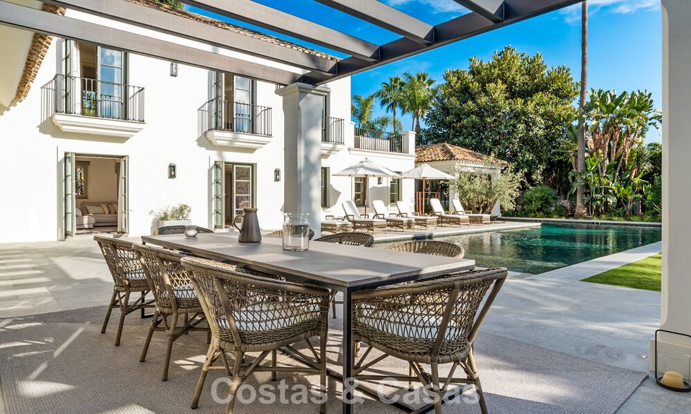 Elegante villa con influencias provenzales francesas en venta en la prestigiosa Nueva Andalucía, Marbella 801757