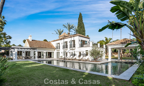 Elegante villa con influencias provenzales francesas en venta en la prestigiosa Nueva Andalucía, Marbella 801759