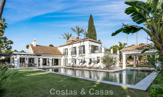 Elegante villa con influencias provenzales francesas en venta en la prestigiosa Nueva Andalucía, Marbella 801759 