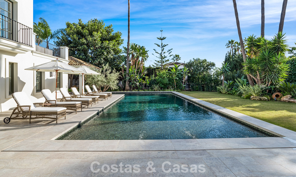 Elegante villa con influencias provenzales francesas en venta en la prestigiosa Nueva Andalucía, Marbella 801760