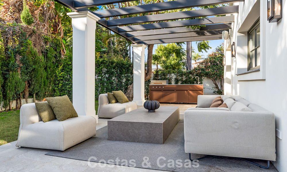Elegante villa con influencias provenzales francesas en venta en la prestigiosa Nueva Andalucía, Marbella 801761