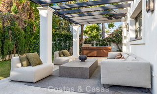 Elegante villa con influencias provenzales francesas en venta en la prestigiosa Nueva Andalucía, Marbella 801761 