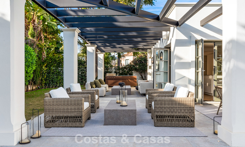 Elegante villa con influencias provenzales francesas en venta en la prestigiosa Nueva Andalucía, Marbella 801762