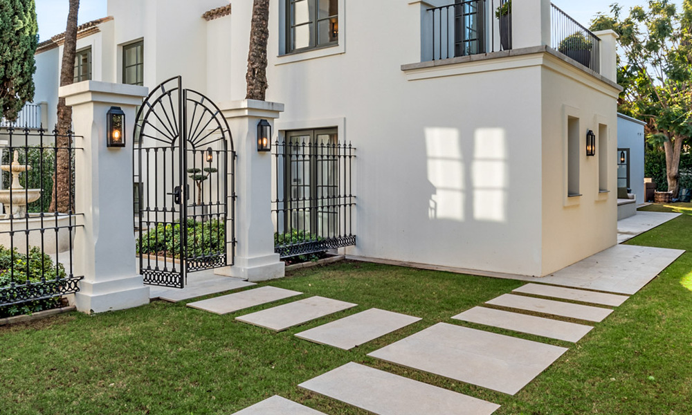 Elegante villa con influencias provenzales francesas en venta en la prestigiosa Nueva Andalucía, Marbella 801763