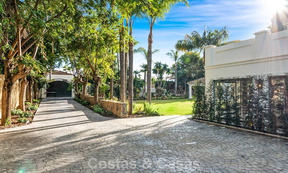 Elegante villa con influencias provenzales francesas en venta en la prestigiosa Nueva Andalucía, Marbella 801764