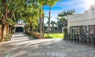 Elegante villa con influencias provenzales francesas en venta en la prestigiosa Nueva Andalucía, Marbella 801764 