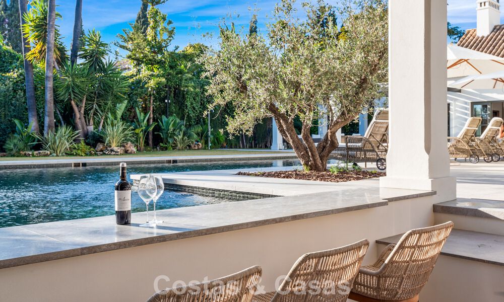 Elegante villa con influencias provenzales francesas en venta en la prestigiosa Nueva Andalucía, Marbella 801776