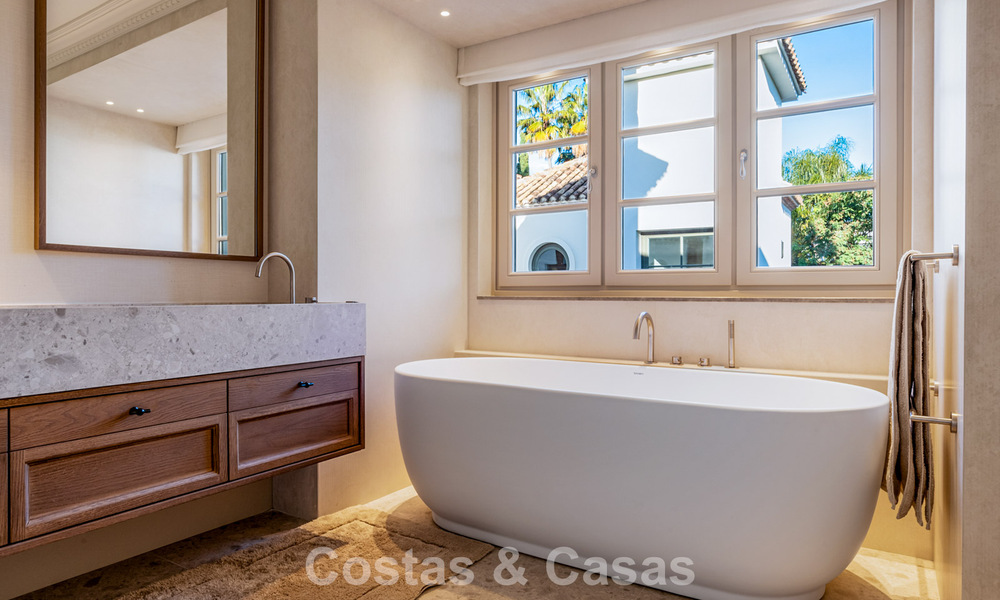 Elegante villa con influencias provenzales francesas en venta en la prestigiosa Nueva Andalucía, Marbella 801777