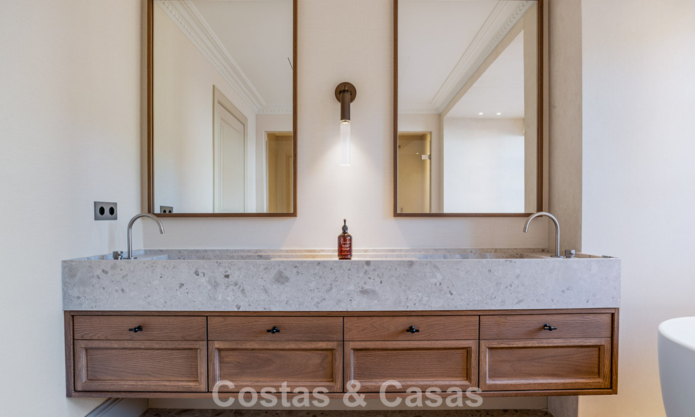 Elegante villa con influencias provenzales francesas en venta en la prestigiosa Nueva Andalucía, Marbella 801778