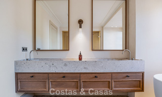 Elegante villa con influencias provenzales francesas en venta en la prestigiosa Nueva Andalucía, Marbella 801778 