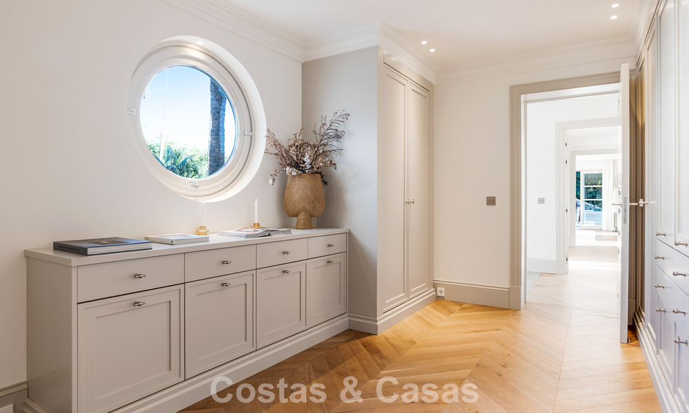 Elegante villa con influencias provenzales francesas en venta en la prestigiosa Nueva Andalucía, Marbella 801781