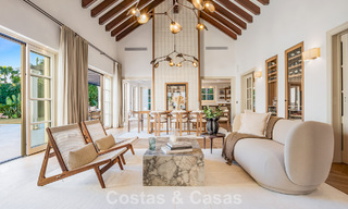 Elegante villa con influencias provenzales francesas en venta en la prestigiosa Nueva Andalucía, Marbella 801783 