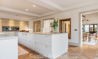 Elegante villa con influencias provenzales francesas en venta en la prestigiosa Nueva Andalucía, Marbella 801786 