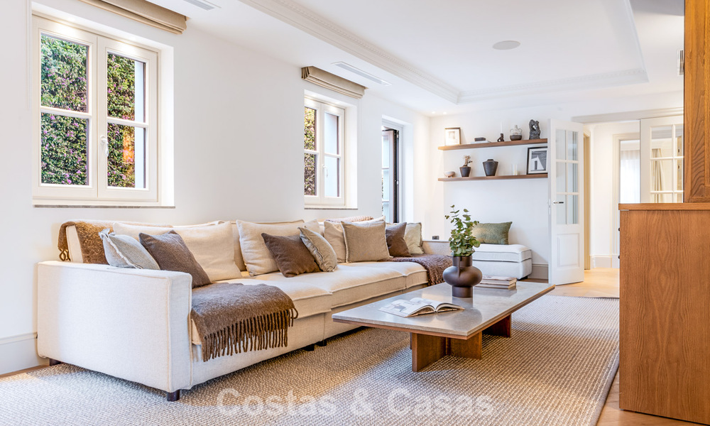 Elegante villa con influencias provenzales francesas en venta en la prestigiosa Nueva Andalucía, Marbella 801787